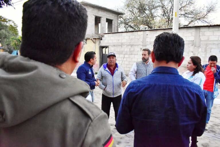 Roberto Sosa Pichardo recorre obra de rehabilitación de pavimento en Charco Blanco