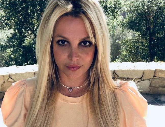 Policías llegan a casa de Britney Spears tras llamado al 911 de sus fans