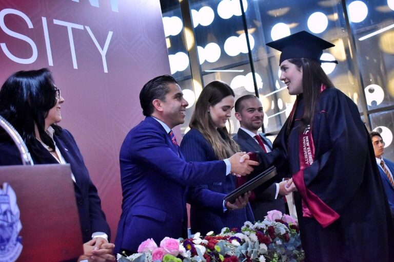 Roberto Sosa Pichardo presente en la graduación de estudiantes de New Element University