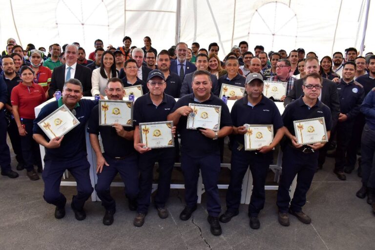 Roberto Sosa Pichardo felicita a Tetra Pak por 30 años de permanencia en Corregidora