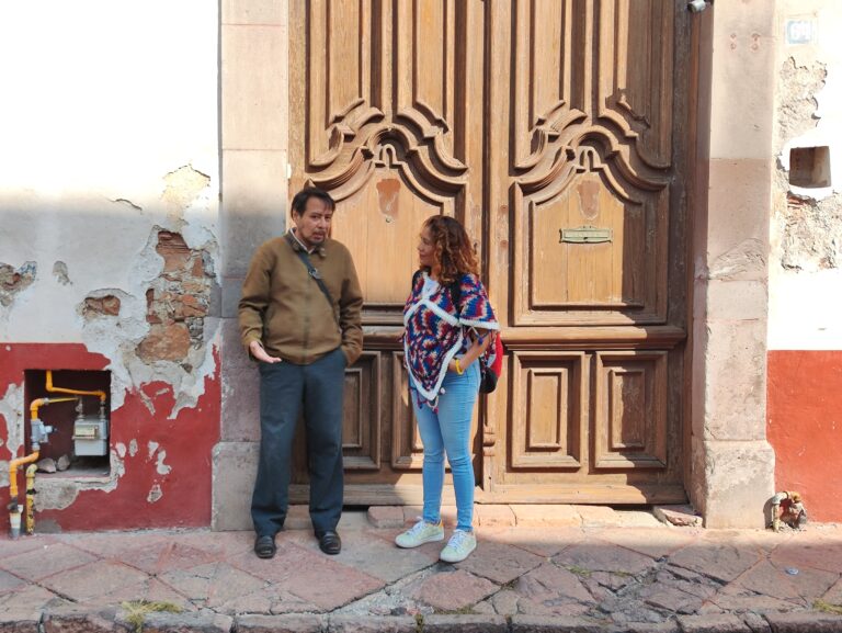Advierten riesgo a peatones por estado de banquetas en Centro Histórico.