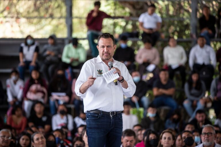 Encabeza Gobernador entrega de becas y escrituras en la zona serrana
