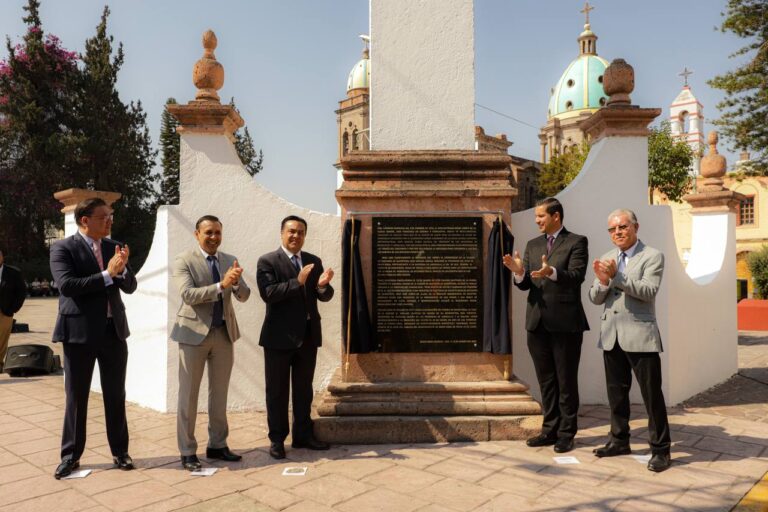 Devela Luis Nava placa conmemorativa por el 270 aniversario de la fundación de Santa Rosa Jáuregui