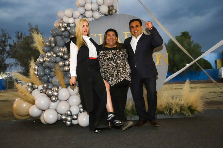 Luis Nava y Arahí Domínguez celebran a graduadas de la 4a. Generación de Con Ellas