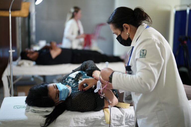 Bancos de sangre del IMSS unen esfuerzos en campaña altruista y suman 97 donadores en tres días