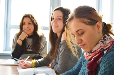 ¿Quieres estudiar en el extranjero en el 2025?