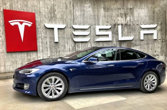Caen acciones de Tesla por retraso en entregas de vehículos