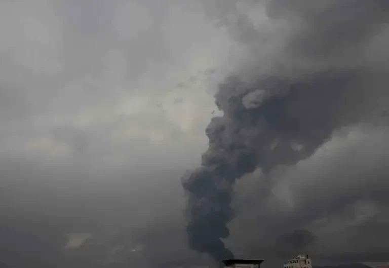 Israel bombardea base hutí en Yemen; ataque causa 2 muertos y 30 heridos