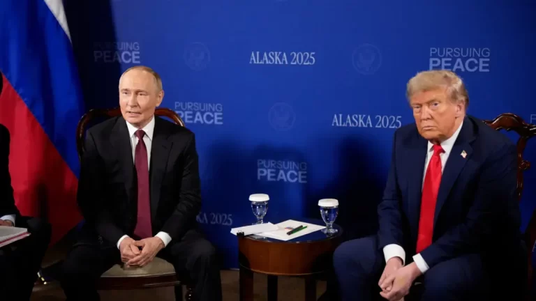 En un tenso encuentro en Alaska, Trump y Putin buscan romper el estancamiento en Ucrania