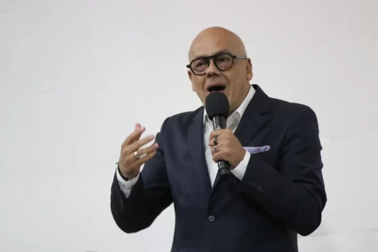 Régimen de Maduro Amenaza con Cárcel a Extranjeros Sin Autorización para Entrar a Venezuela