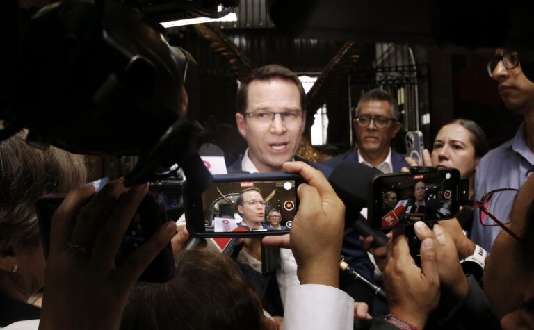 Ricardo Anaya celebra baja en pobreza 