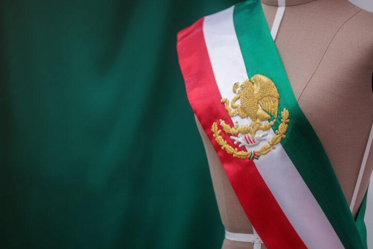 Orgullo Nacional: Mujeres Militares Confeccionan la Banda Presidencial de Claudia Sheinbaum