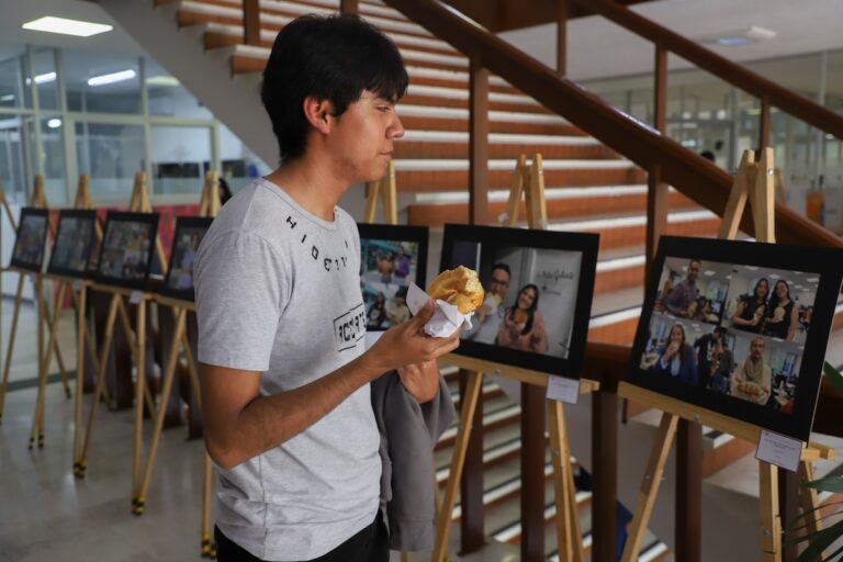 UAQ inaugura muestra fotográfica “Te invito un café y un pancito” para fomentar la fraternidad universitaria