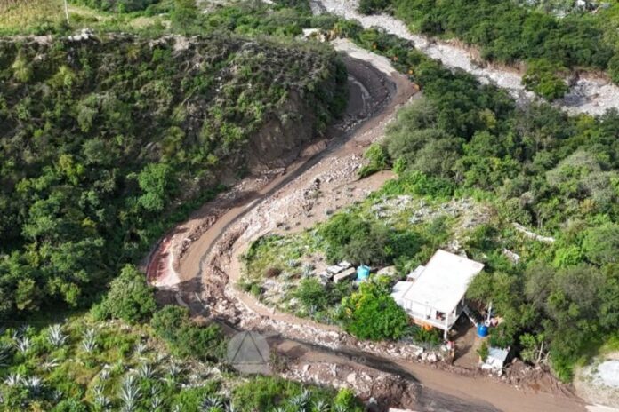 Comenzara-a-restablecerse-el-transporte-publico-en-la-Sierra-Gorda-tras-afectaciones-por-lluvias-768x512