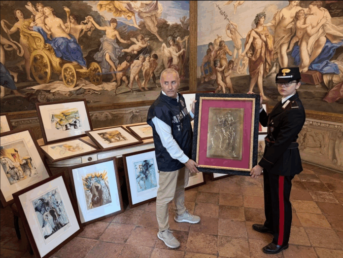 Falsificaciones de obras de Dali Oficiales de la policía especializada en arte incautaron 21 obras de la exposición ‘Salvador Dalí, entre arte y mito’ por sospecha de falsificación, en Parma, Italia, el 30 de septiembre de 2025. Foto Comando de Protección del Patrimonio Cultural de los Carabineros vía Ap