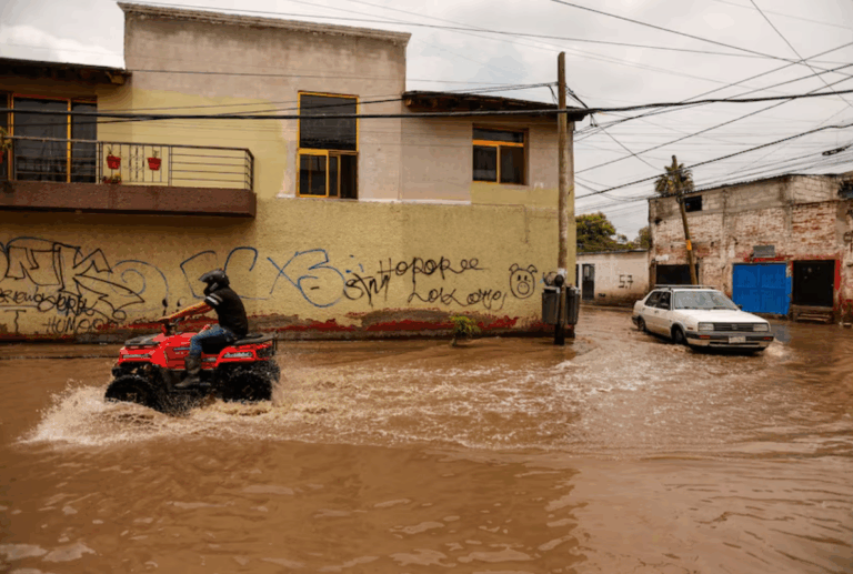 Lluvias en Querétaro Dejan Cientos de Comunidades Incomunicadas y un Menor Fallecido