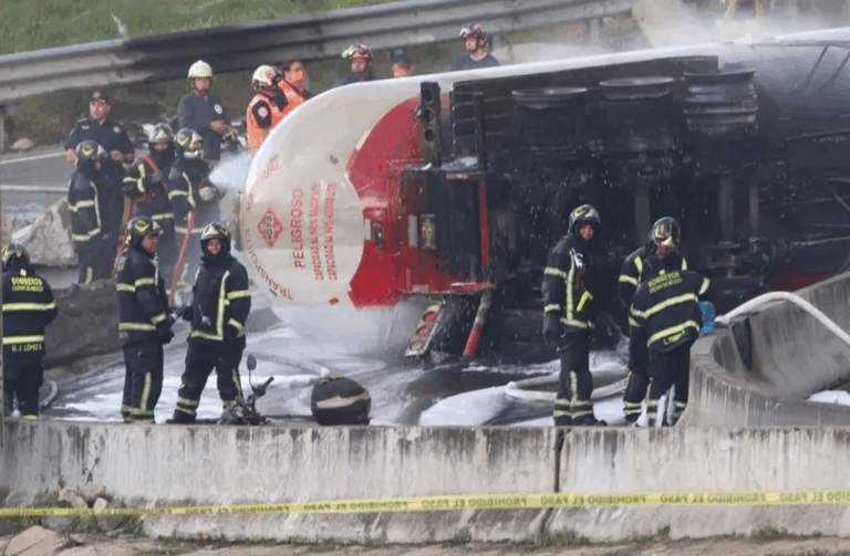 Explosión fatal: Conductor muere en volcadura de pipa en Iztapalapa
