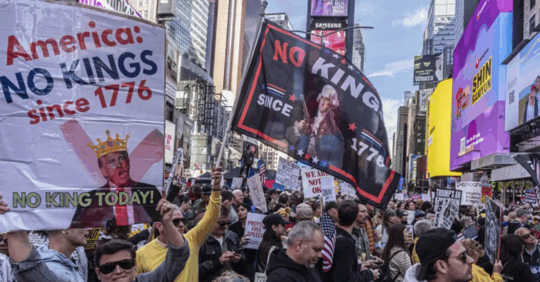 ¡SE DESBORDAN LAS CALLES! Movilización ‘No Kings’ Retumba en EEUU Contra Políticas de Trump