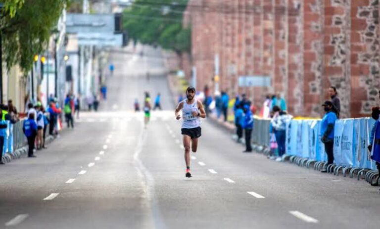 ¡Épico! Miles de Corredores Iluminan Querétaro Maratón 2025; Dominio Keniano y Triunfo Personal