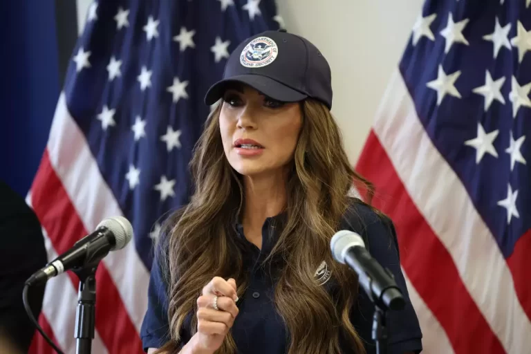 Noem Acusa que Cárteles Ofrecen Recompensas de $10,000 USD por Agentes de ICE