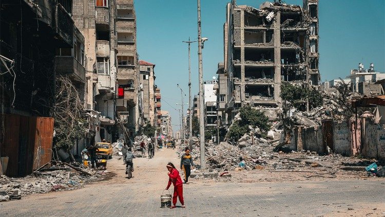 Israel y Hamás Acuerdan Alto el Fuego y Liberación de Rehenes, Según Plan de Trump