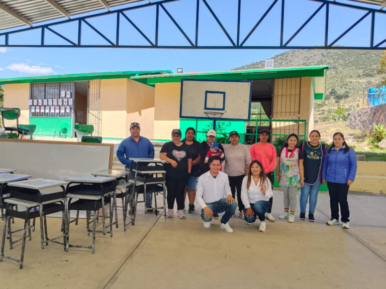 Diputada María Eugenia Margarito (Morena) Entrega Mobiliario Educativo a la Primaria de Las Salvas, Amealco