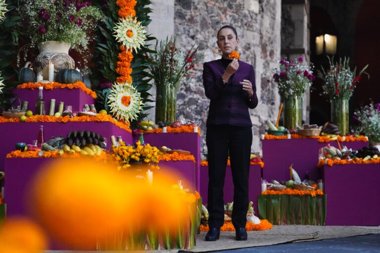 Claudia Sheinbaum Dedica la Ofrenda de Palacio Nacional a las Mujeres Indígenas de México 