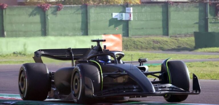 Checo Pérez Vuelve a la Pista: Inicia Pruebas con Cadillac a Bordo de un Ferrari en Imola
