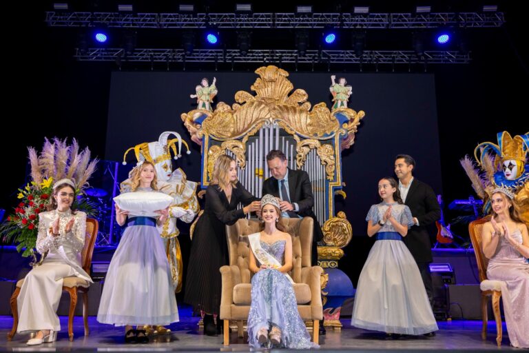 Encabeza Gobernador coronación de Fátima como Reina de las Fiestas de Navidad 2025