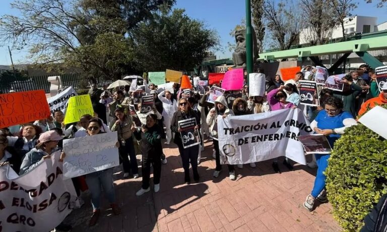 Personal del IMSS protesta en Querétaro tras despido de enfermeros