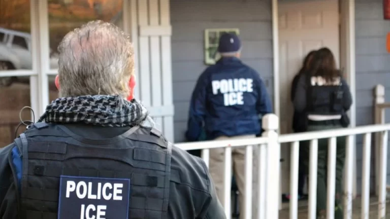 ICE autoriza ingreso por la fuerza a hogares con órdenes administrativas: Nuevo memorando