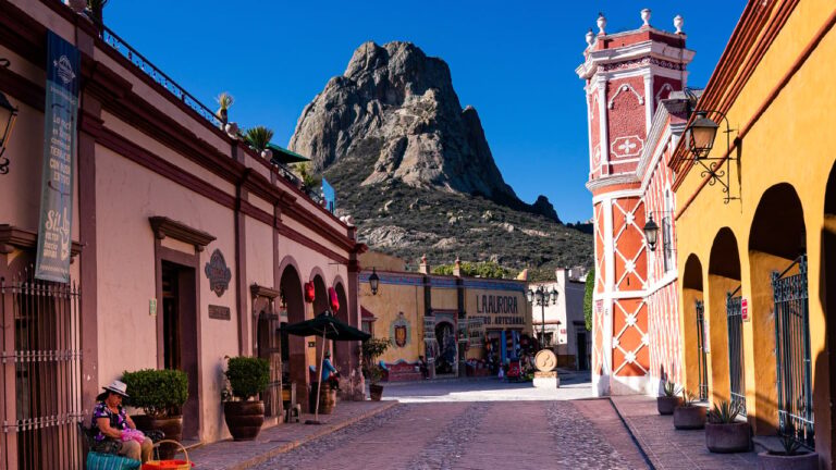 Limitan Acceso a la Peña de Bernal a 16 Mil Visitantes por Semana