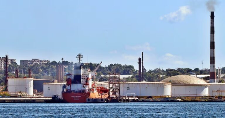 Congresistas de Florida exigen a México frenar apoyo a Cuba bajo amenaza de sanciones