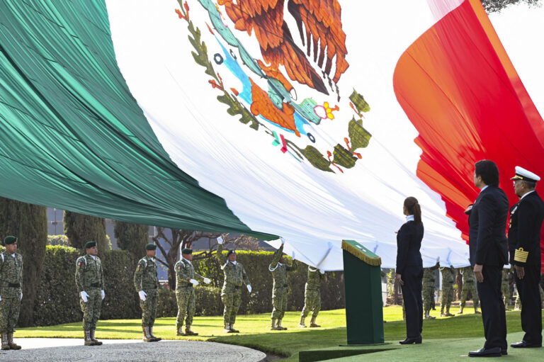 Claudia Sheinbaum encabeza conmemoración del Día de la Bandera en Campo Marte
