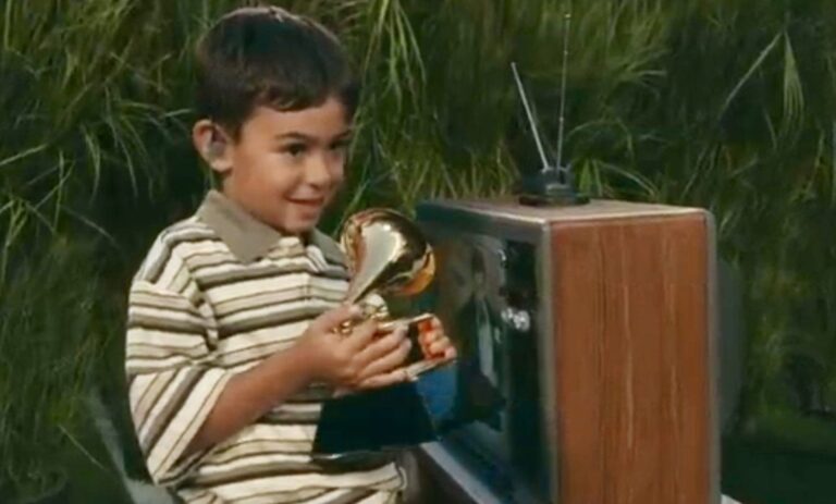 Bad Bunny rinde tributo a la niñez con emotivo gesto en el Super Bowl LX