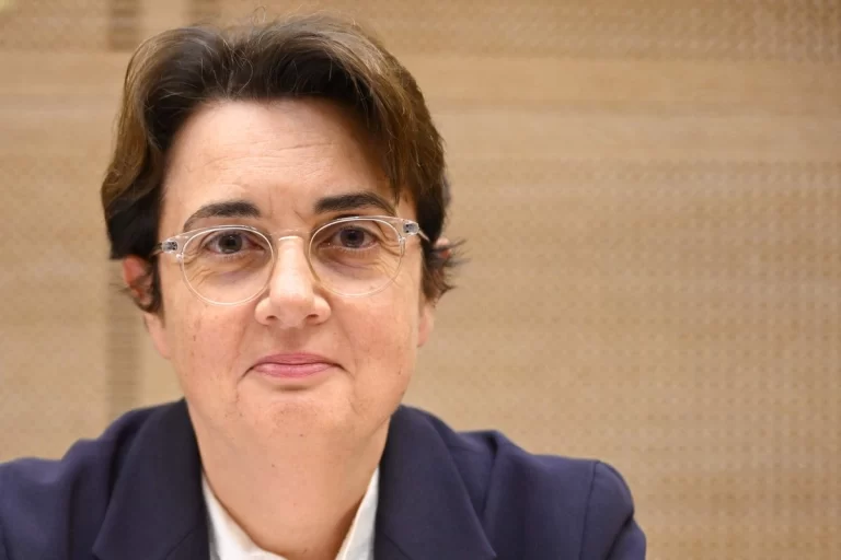 Dimite Laurence des Cars, directora del Museo del Louvre, tras robo de joyas