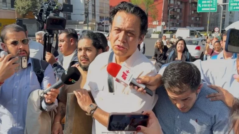 Marx Arriaga abandona la SEP tras recibir oficio de destitución; termina el atrincheramiento de 100 horas