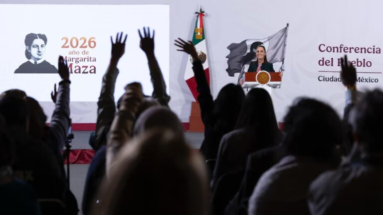 Sheinbaum descarta responsabilidad de Pemex en derrame del Golfo; señala a empresa privada