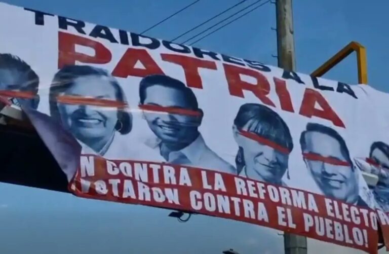 Mantas de protesta en Oaxaca exhiben a legisladores del PVEM y PT tras voto contra reforma electoral