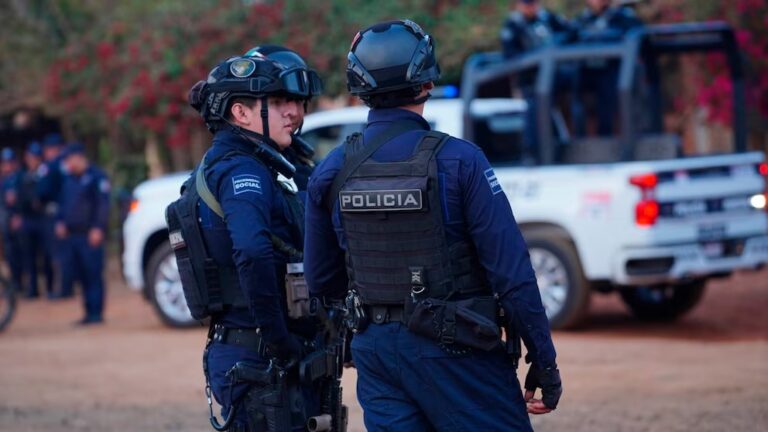 Adolescente asesina a dos maestras en preparatoria de Lázaro Cárdenas