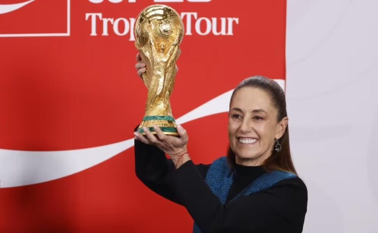 Claudia Sheinbaum recibe la Copa del Mundo en Palacio Nacional a 100 días del Mundial