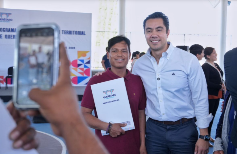 Entregan Escrituras A Familias Queretanas