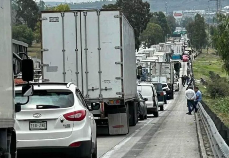 Caos En Autopista México-Querétaro