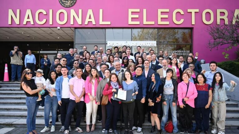 Somos México entrega al INE más de 348 mil firmas para solicitar su registro como partido político