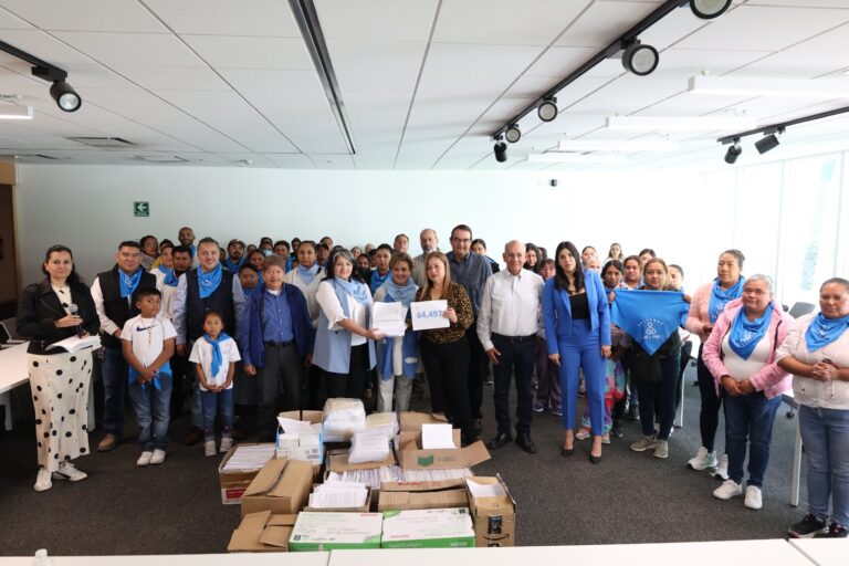 Frente Nacional por la Familia entrega más de 64 mil firmas al PAN en Querétaro