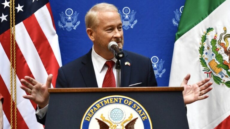 Embajador de EE. UU. responde a AMLO: propone «empoderar» al pueblo cubano frente a crisis humanitaria