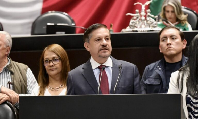 Luis Humberto Fernández propone Ley Federal para proteger a menores en internet