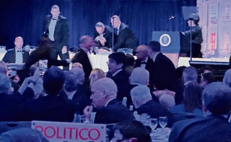 Donald Trump libra incidente de tiroteo durante cena de corresponsales