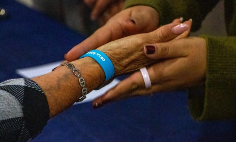 Querétaro refuerza cuidado de adultos mayores con brazaletes de seguridad