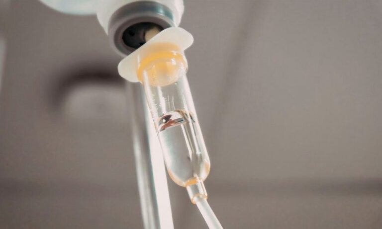 Aumenta a 8 la cifra de fallecidos por sueros «vitaminados» en Sonora; buscan al médico responsable